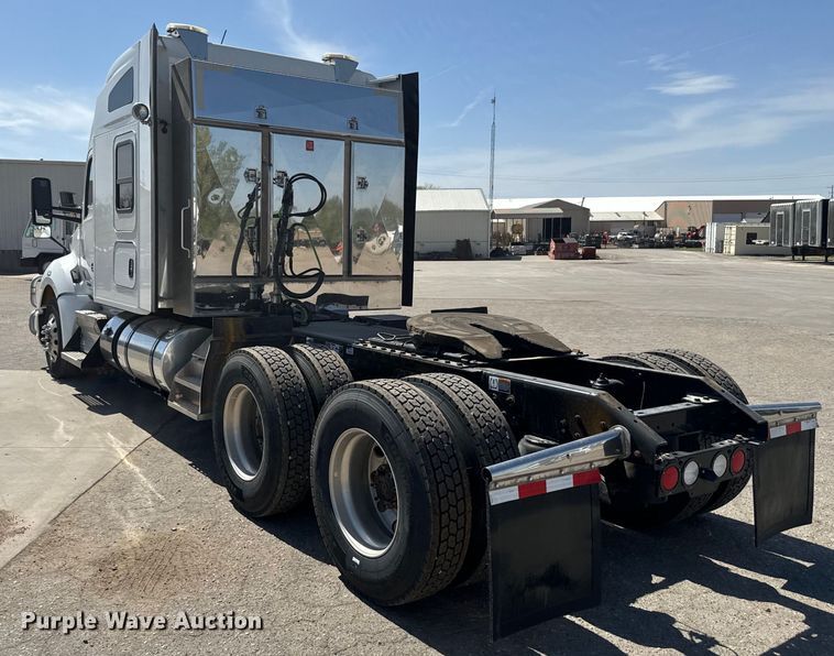 image for item EH5480 2019 Kenworth T680 semi truck