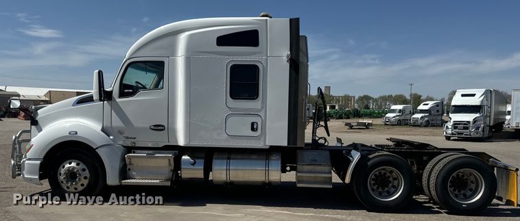 image for item EH5480 2019 Kenworth T680 semi truck