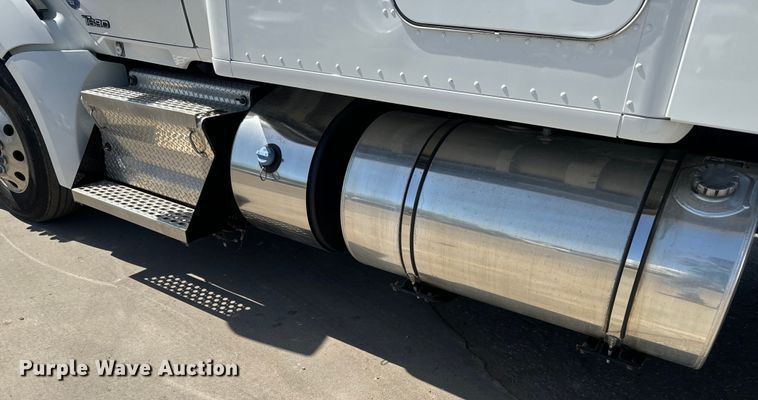 image for item EH5480 2019 Kenworth T680 semi truck