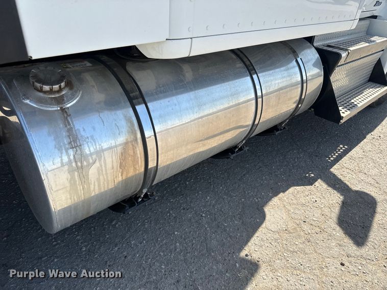 image for item EH5480 2019 Kenworth T680 semi truck