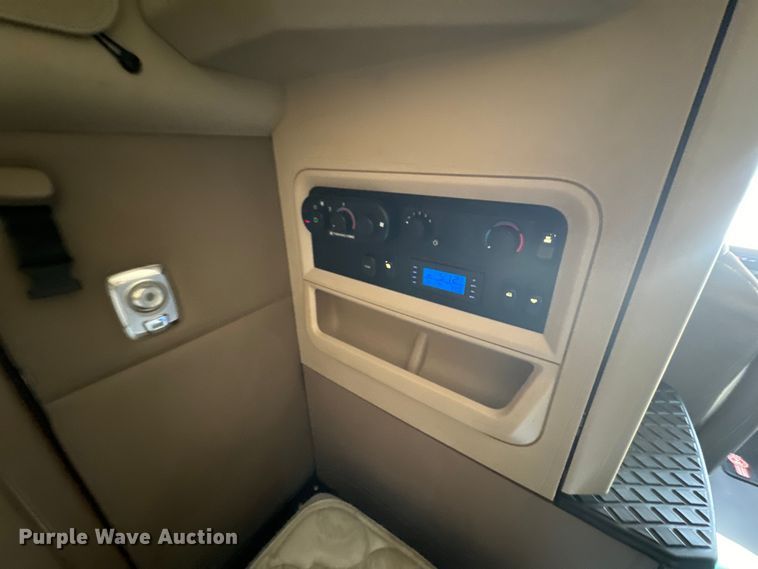 image for item EH5480 2019 Kenworth T680 semi truck