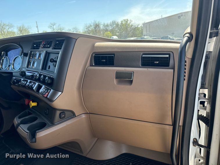 image for item EH5480 2019 Kenworth T680 semi truck