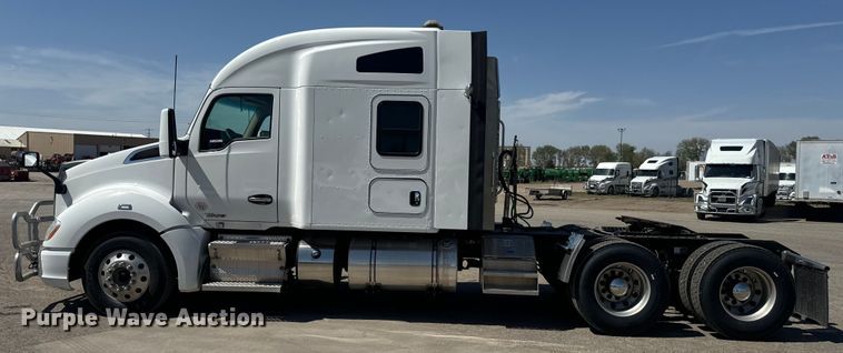image for item EH5481 2019 Kenworth T680 semi truck