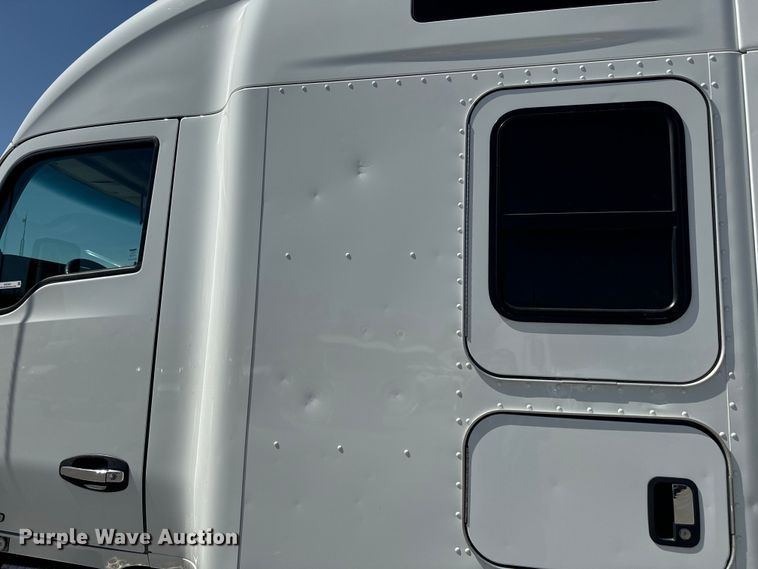 image for item EH5481 2019 Kenworth T680 semi truck
