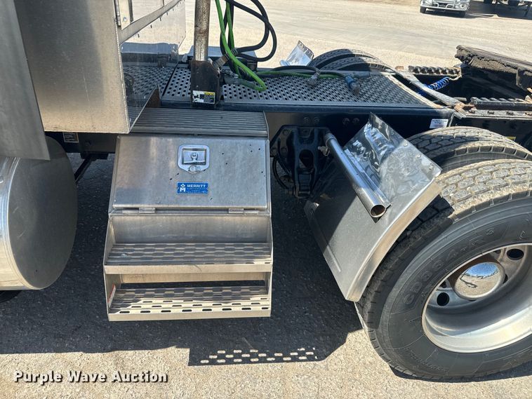 image for item EH5481 2019 Kenworth T680 semi truck