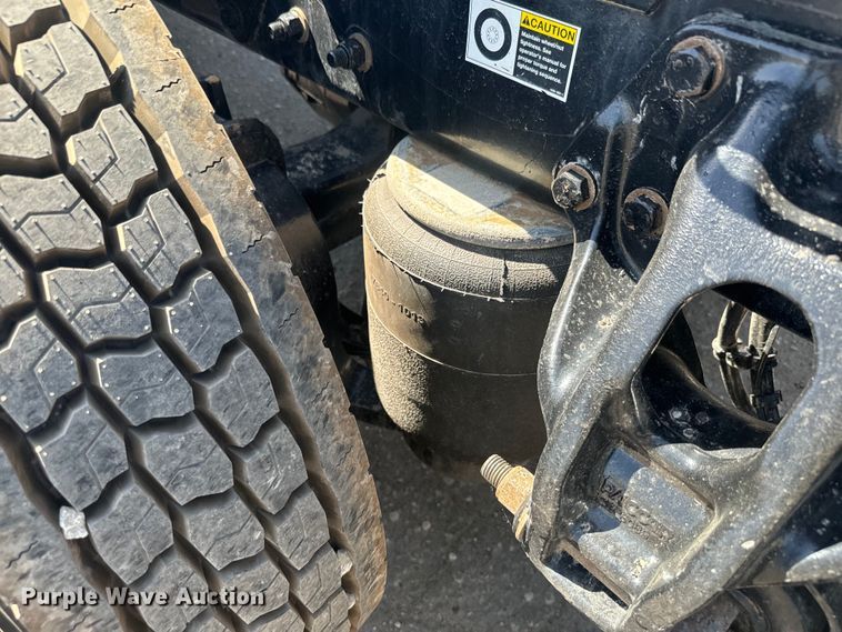 image for item EH5481 2019 Kenworth T680 semi truck