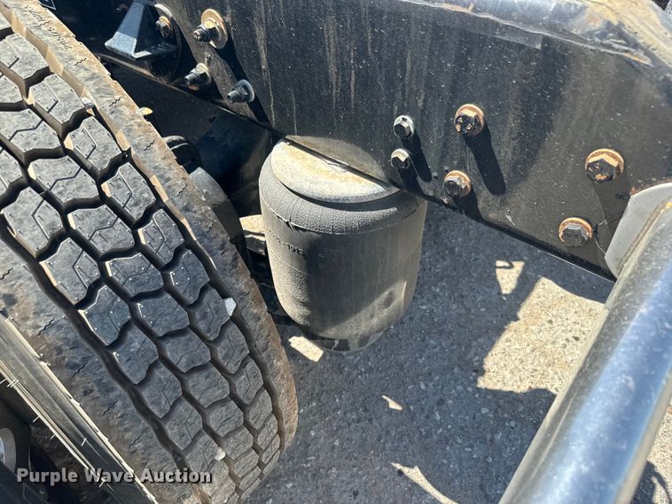 image for item EH5481 2019 Kenworth T680 semi truck