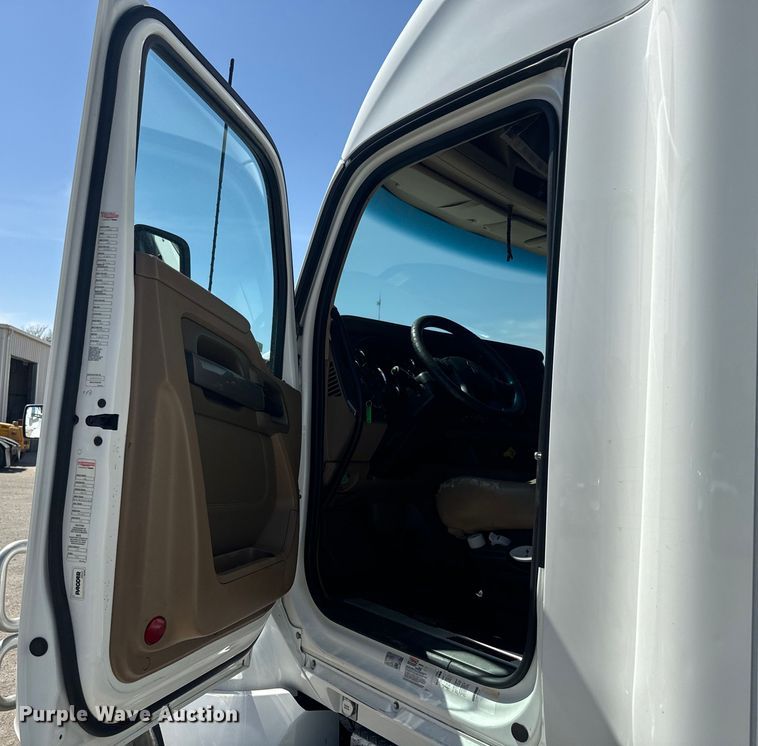 image for item EH5481 2019 Kenworth T680 semi truck