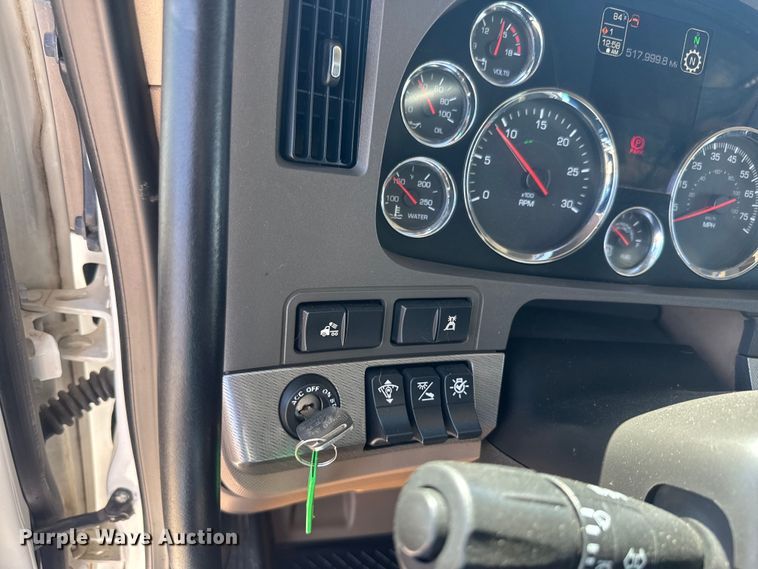 image for item EH5481 2019 Kenworth T680 semi truck