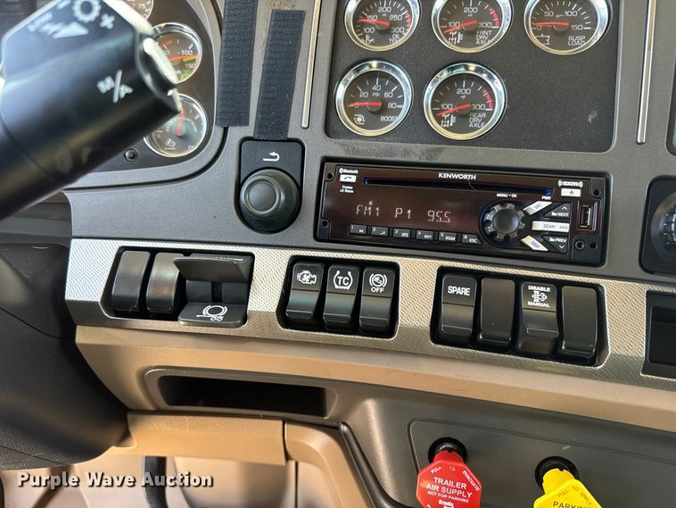 image for item EH5481 2019 Kenworth T680 semi truck