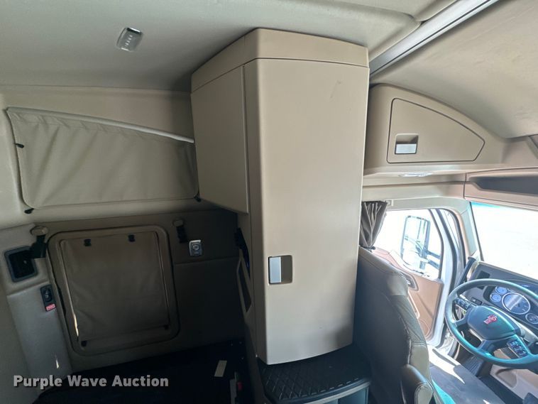 image for item EH5481 2019 Kenworth T680 semi truck