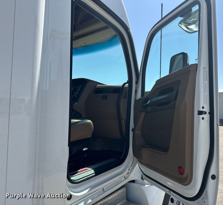 image for item EH5481 2019 Kenworth T680 semi truck