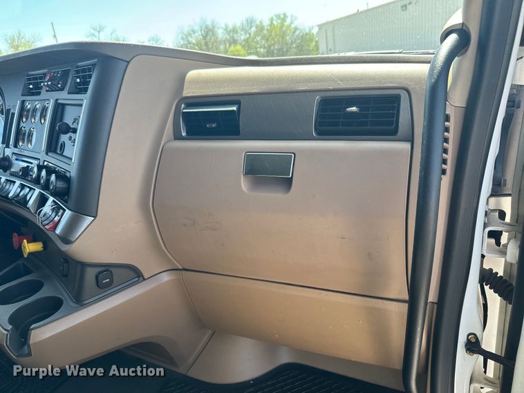 image for item EH5481 2019 Kenworth T680 semi truck