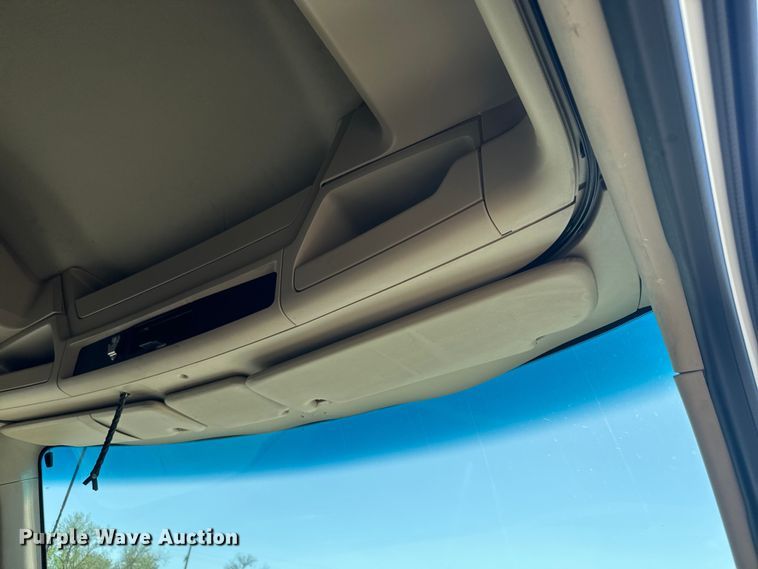 image for item EH5481 2019 Kenworth T680 semi truck