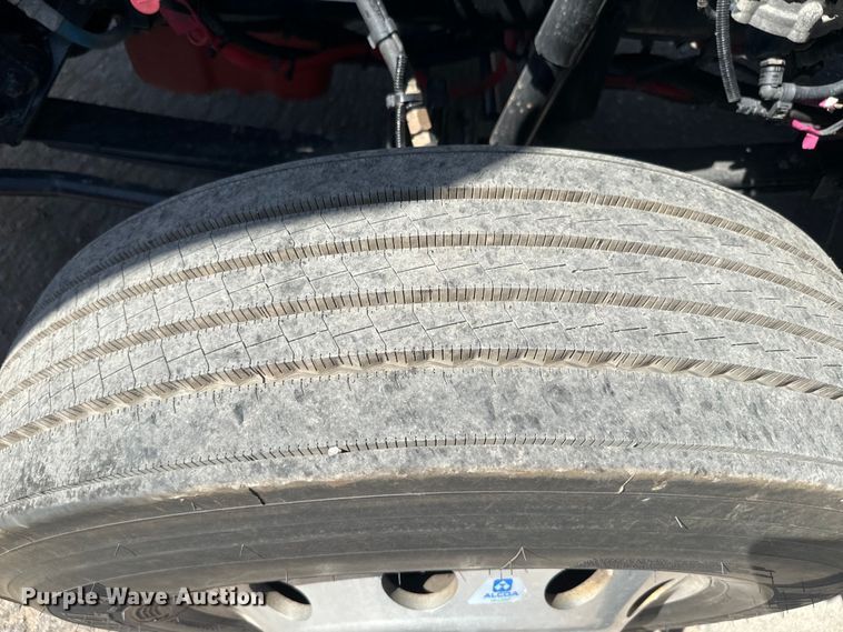 image for item EH5481 2019 Kenworth T680 semi truck