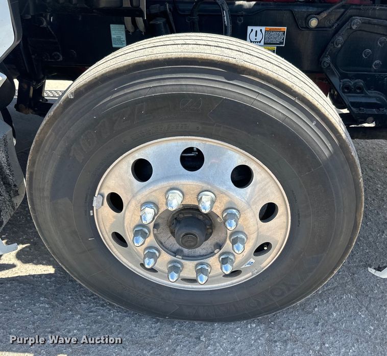 image for item EH5481 2019 Kenworth T680 semi truck