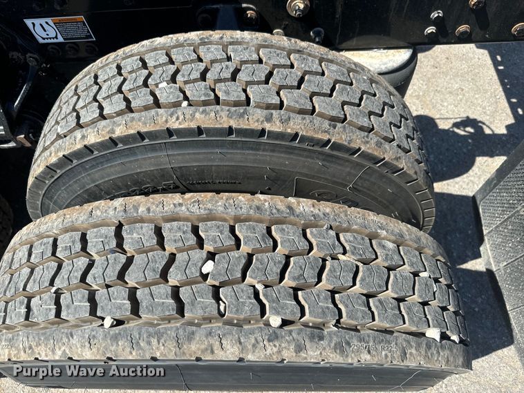 image for item EH5481 2019 Kenworth T680 semi truck