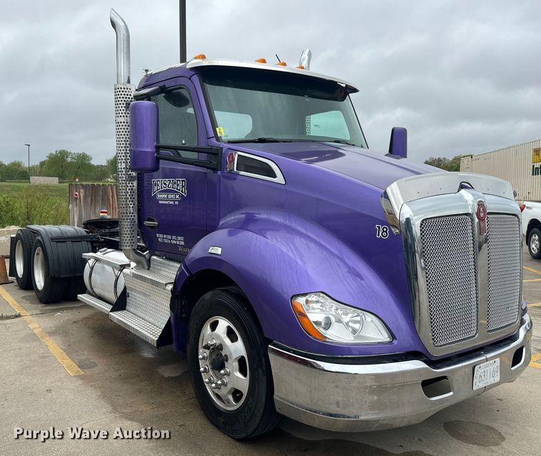 image for item EH5490 2017 Kenworth T680 semi truck