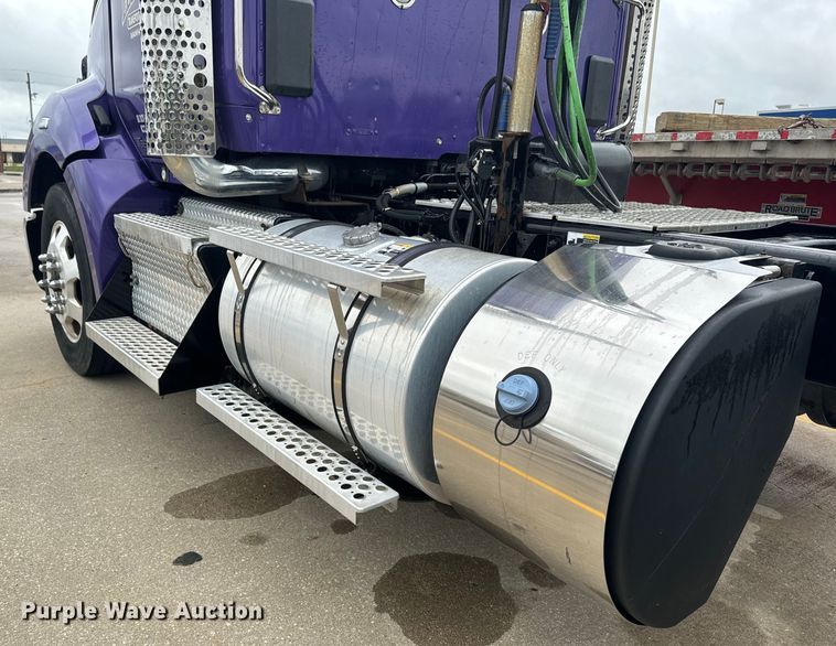 image for item EH5490 2017 Kenworth T680 semi truck