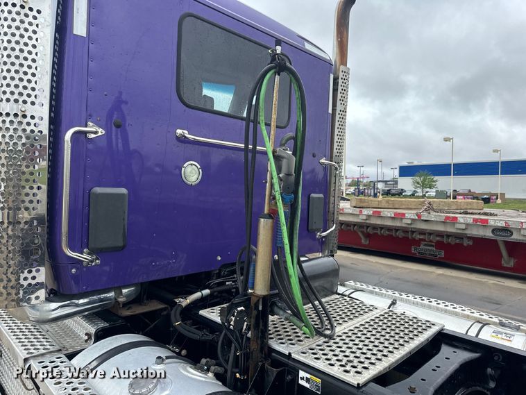 image for item EH5490 2017 Kenworth T680 semi truck