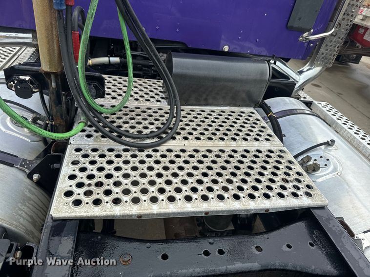 image for item EH5490 2017 Kenworth T680 semi truck