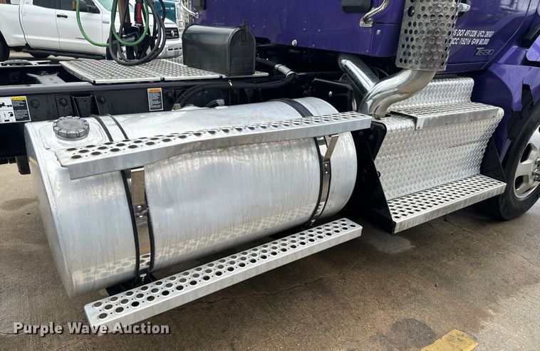 image for item EH5490 2017 Kenworth T680 semi truck