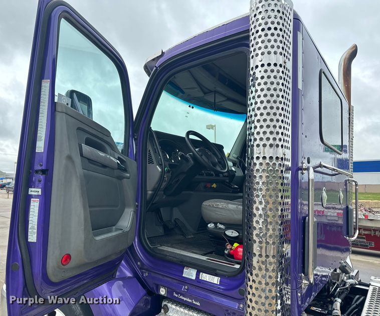 image for item EH5490 2017 Kenworth T680 semi truck