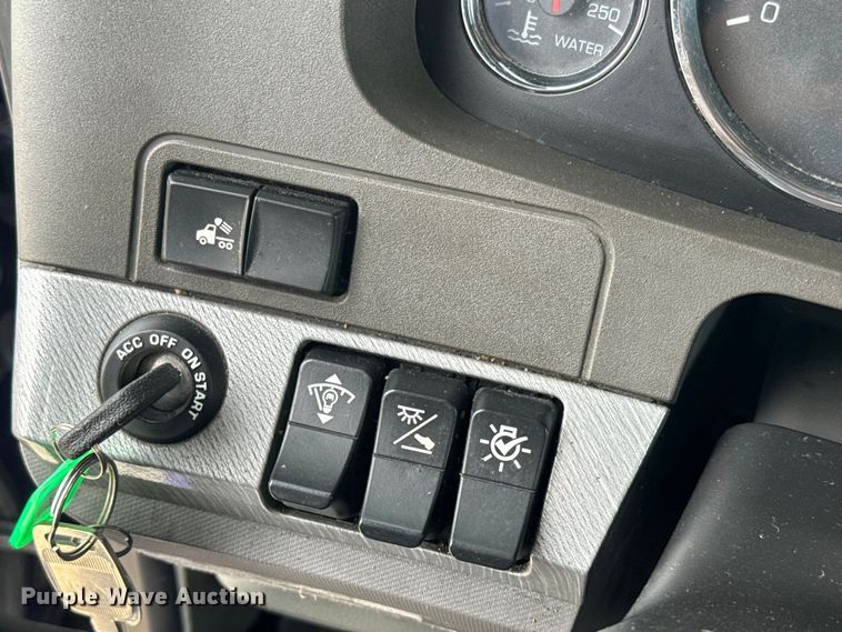 image for item EH5490 2017 Kenworth T680 semi truck