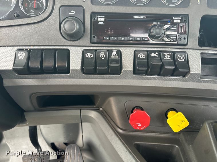 image for item EH5490 2017 Kenworth T680 semi truck