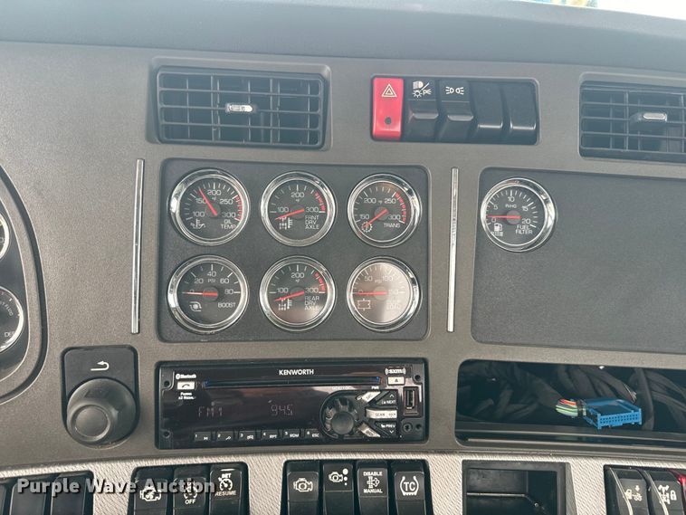 image for item EH5490 2017 Kenworth T680 semi truck