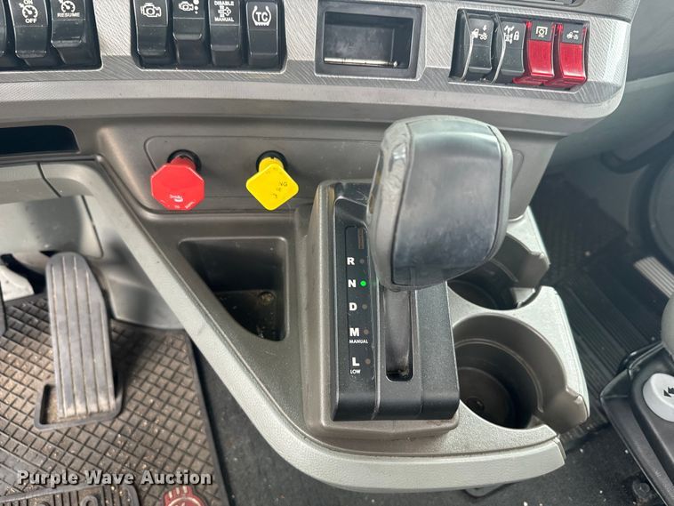 image for item EH5490 2017 Kenworth T680 semi truck