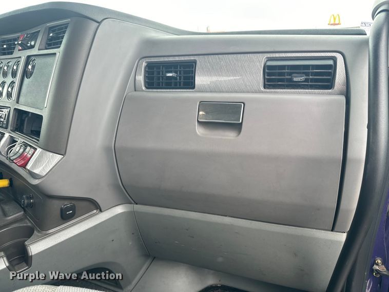 image for item EH5490 2017 Kenworth T680 semi truck