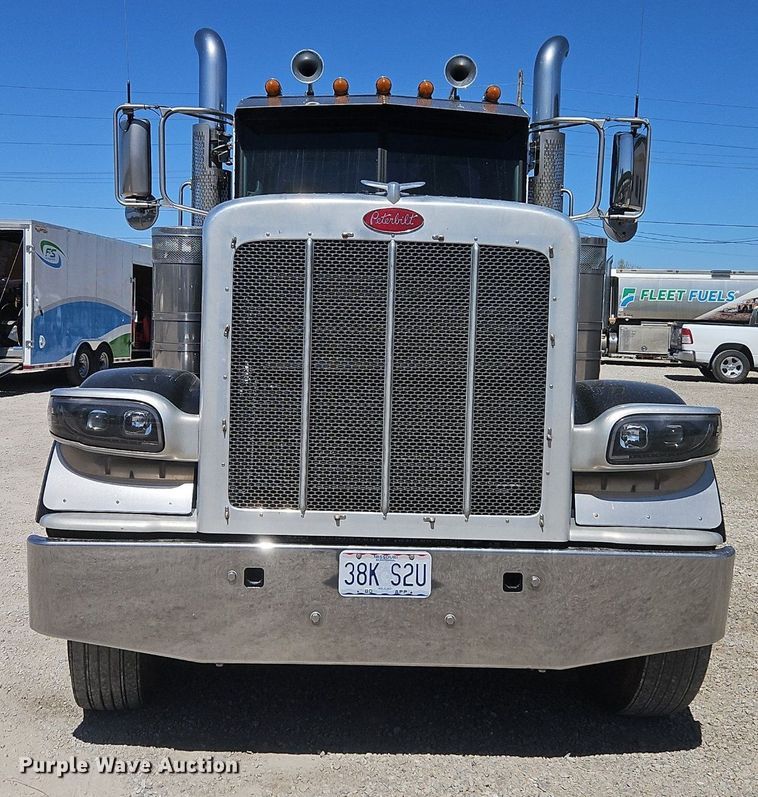 image for item EI3715 2015 Peterbilt 389 semi truck