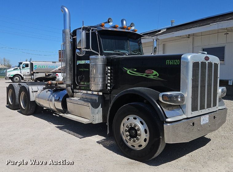 image for item EI3715 2015 Peterbilt 389 semi truck