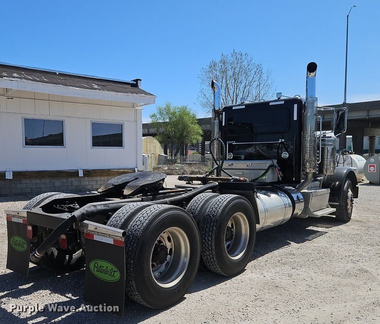 image for item EI3715 2015 Peterbilt 389 semi truck