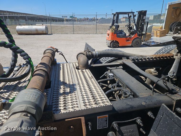 image for item EI3715 2015 Peterbilt 389 semi truck