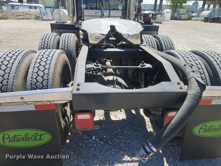 image for item EI3715 2015 Peterbilt 389 semi truck