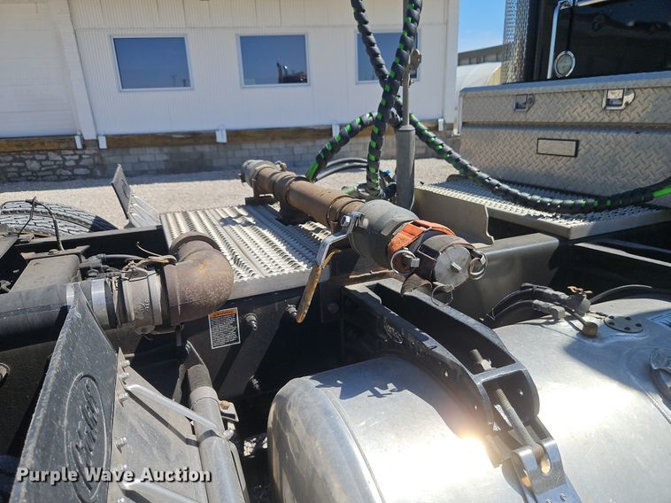 image for item EI3715 2015 Peterbilt 389 semi truck