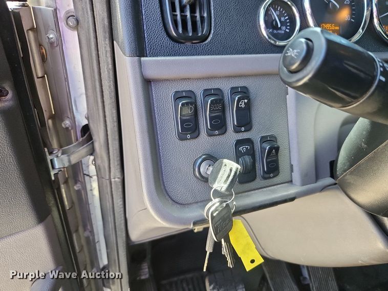 image for item EI3715 2015 Peterbilt 389 semi truck