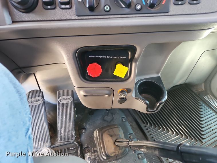 image for item EI3715 2015 Peterbilt 389 semi truck