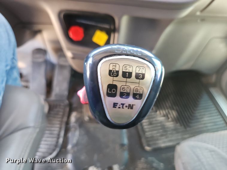 image for item EI3715 2015 Peterbilt 389 semi truck