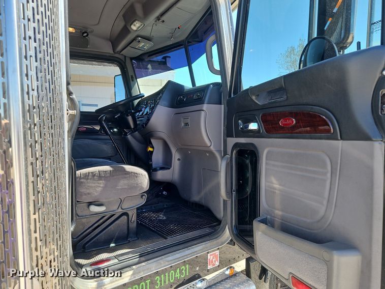 image for item EI3715 2015 Peterbilt 389 semi truck