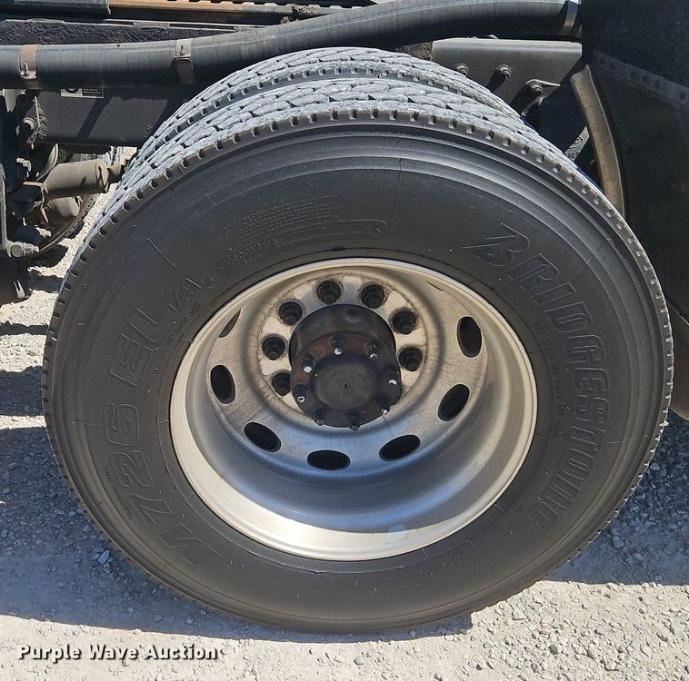 image for item EI3715 2015 Peterbilt 389 semi truck