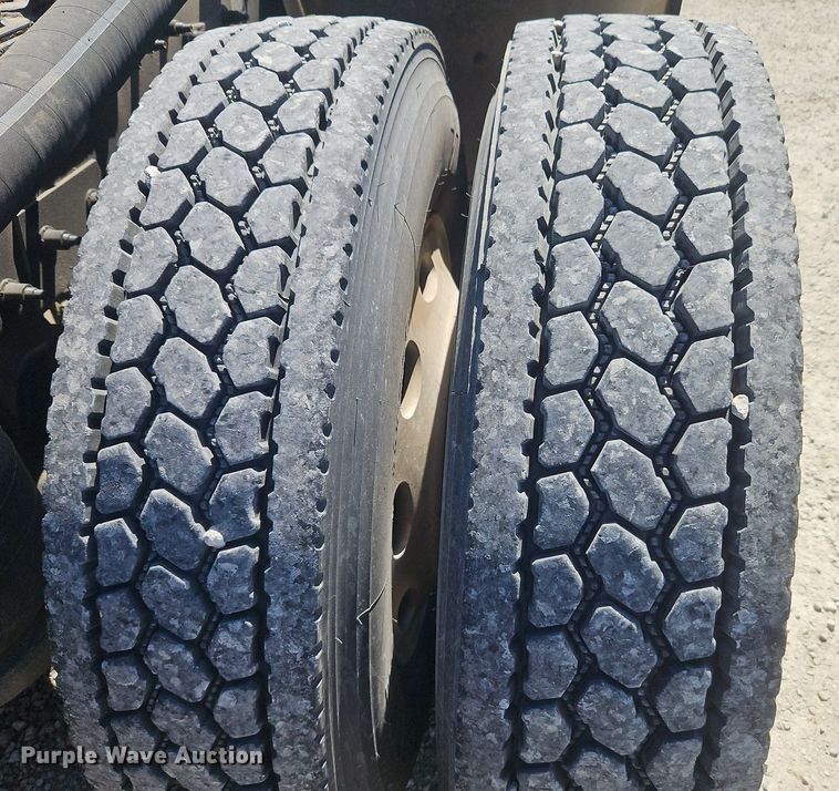 image for item EI3715 2015 Peterbilt 389 semi truck