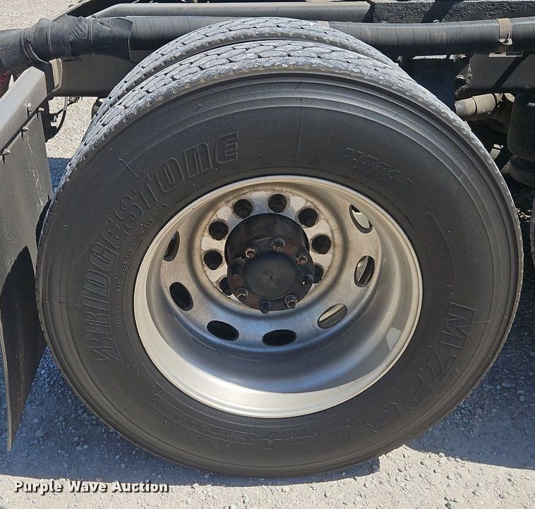 image for item EI3715 2015 Peterbilt 389 semi truck