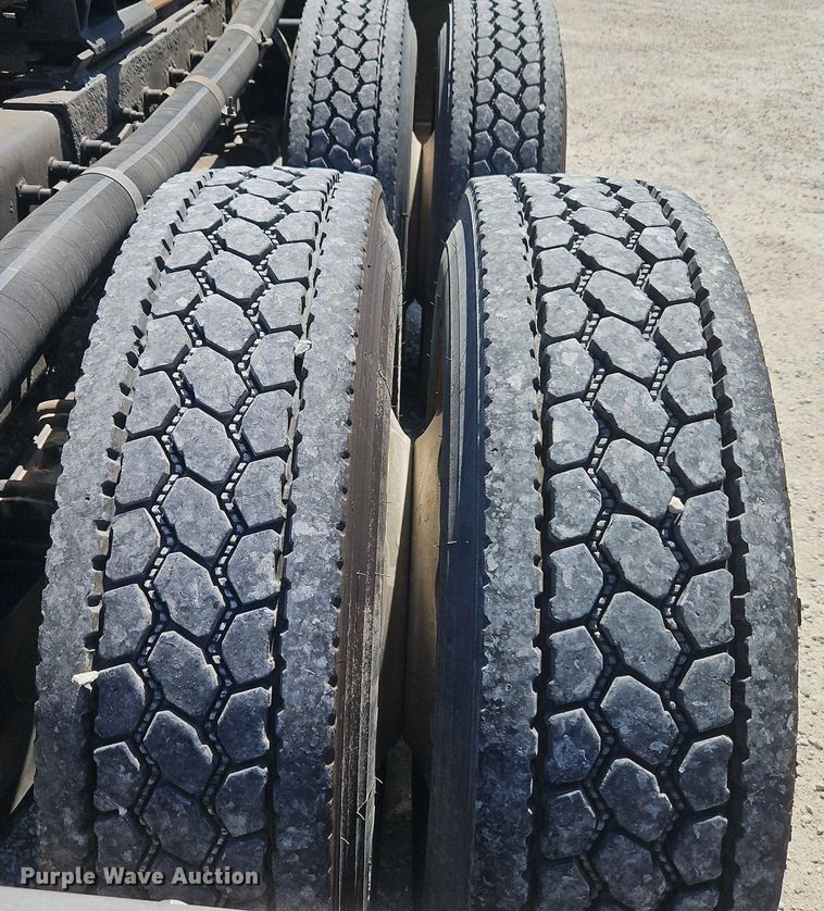 image for item EI3715 2015 Peterbilt 389 semi truck