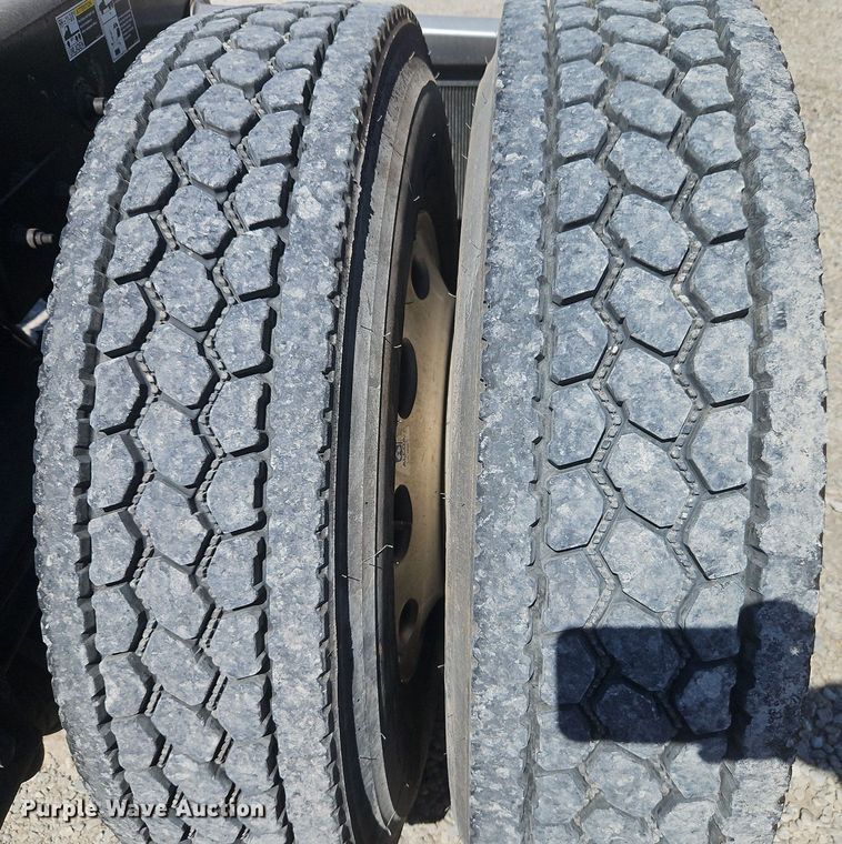 image for item EI3715 2015 Peterbilt 389 semi truck