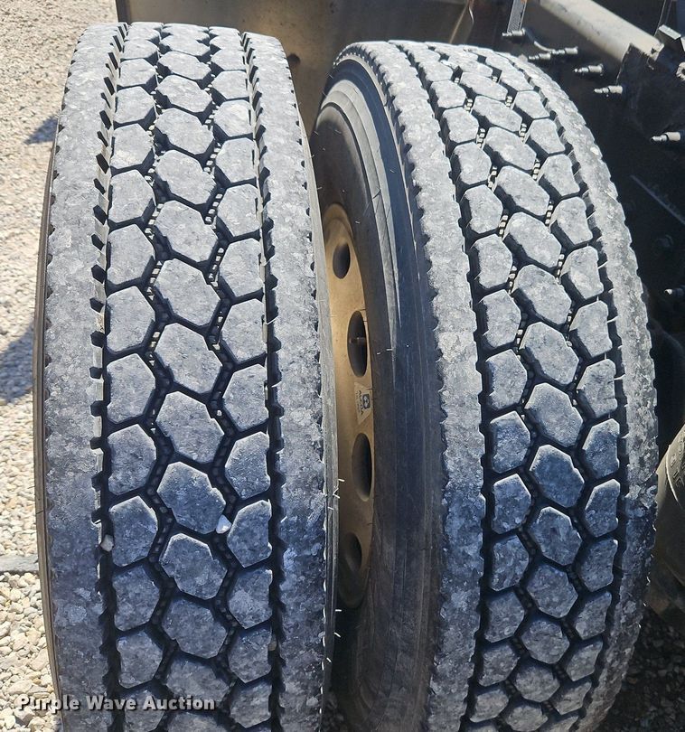 image for item EI3715 2015 Peterbilt 389 semi truck