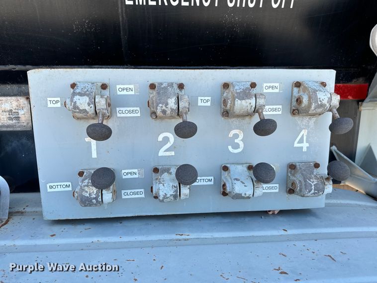 image for item EJ0544 2006 Worley tank trailer