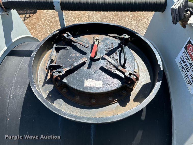 image for item EJ0544 2006 Worley tank trailer